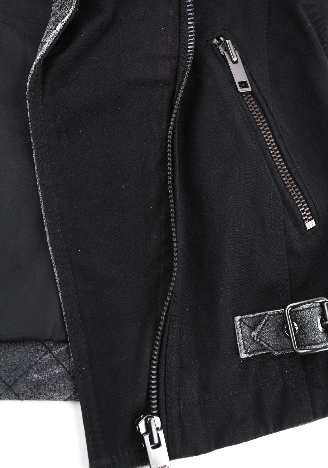 DIESEL L-Dada-A moteriška striukė S, juoda, asimetriška iš skalbtos ožkos odos, rekomenduojama kaina – 410 € 