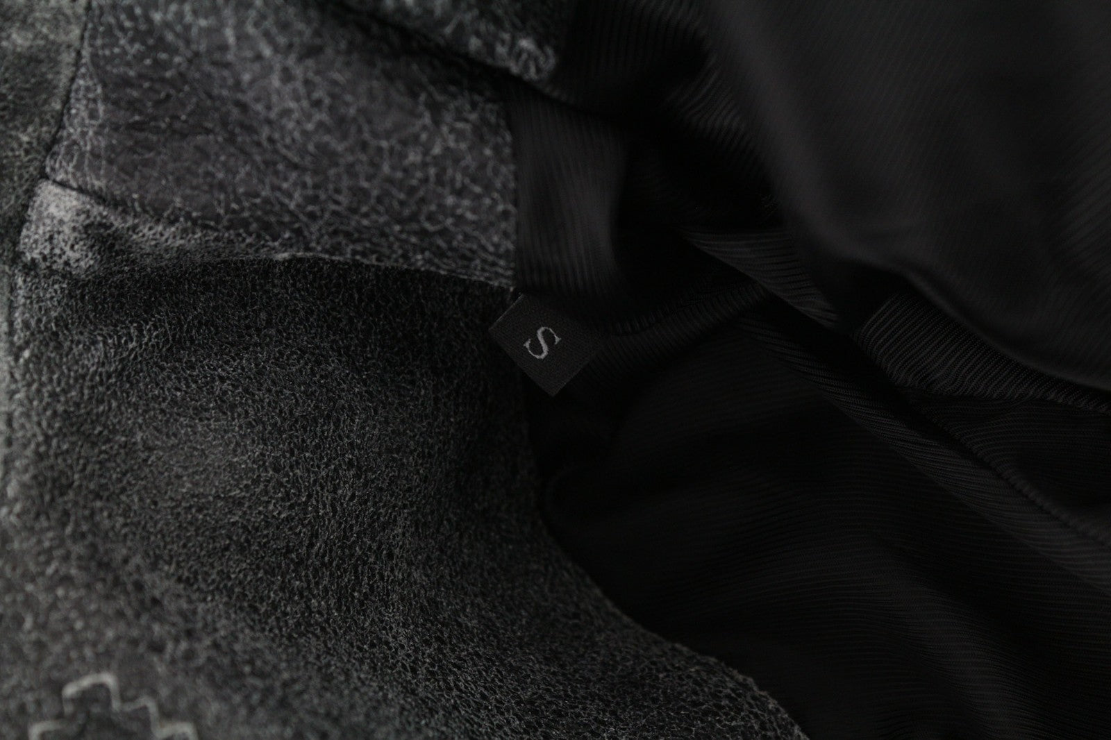 DIESEL L-Dada-A moteriška striukė S, juoda, asimetriška iš skalbtos ožkos odos, rekomenduojama kaina – 410 € 