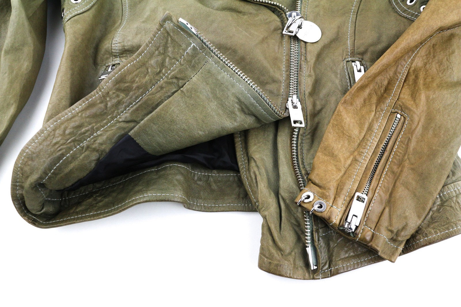 DIESEL R-Sery moteriška striukė XS su avikailio oda, asimetrišku užtrauktuku ir įpjova atlape. 