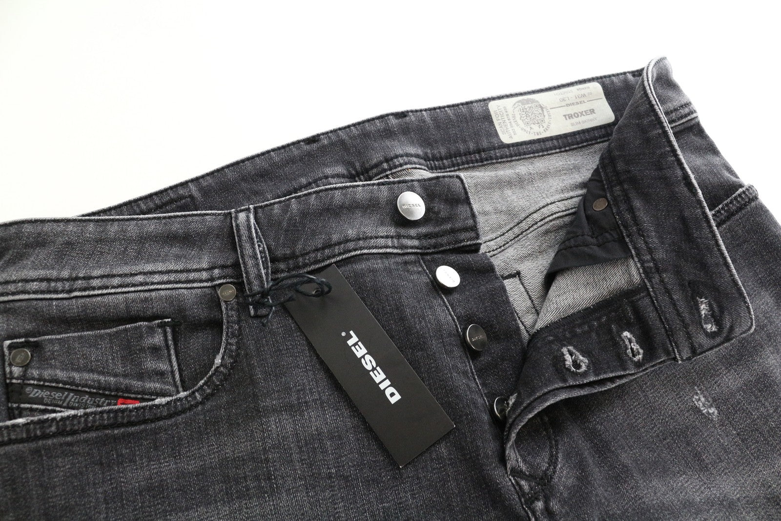 DIESEL Troxer R4NQ8 vyriški džinsai W31/L30 pilki, aptempti, medvilniniai. 