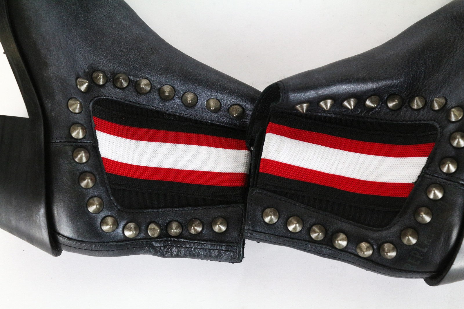 REPLAY moteriški batai, 36 dydis, juodi, dygliuoti, smailūs aulinukai iki kulkšnių, rekomenduojama kaina – 230 € 