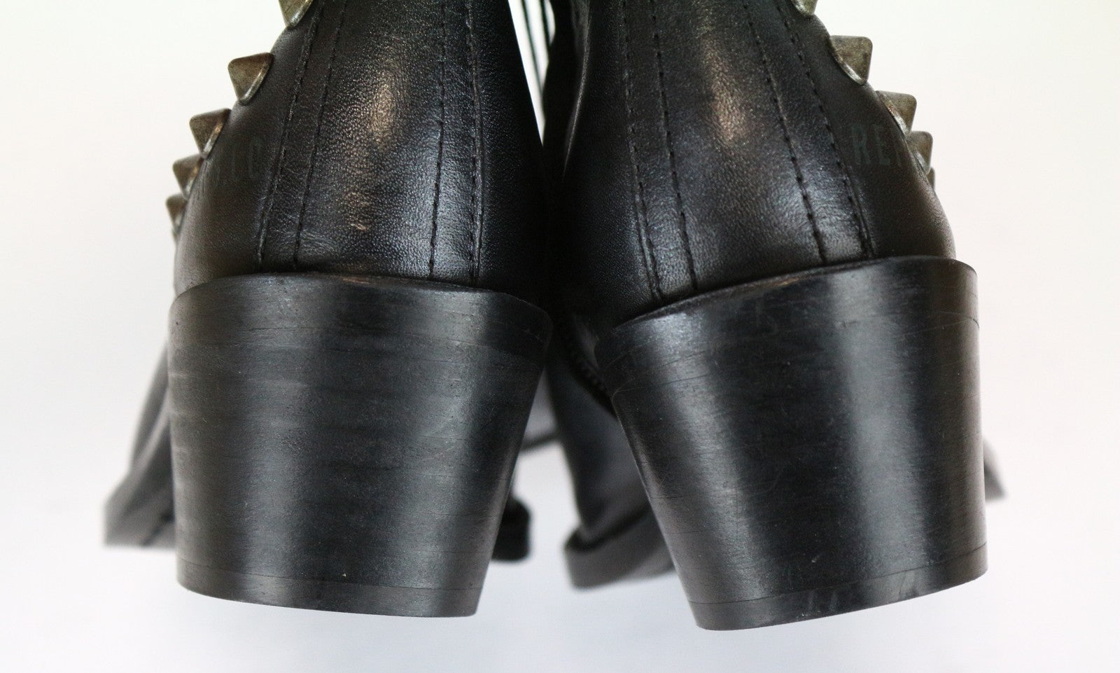 REPLAY moteriški batai, 36 dydis, juodi, dygliuoti, smailūs aulinukai iki kulkšnių, rekomenduojama kaina – 230 € 