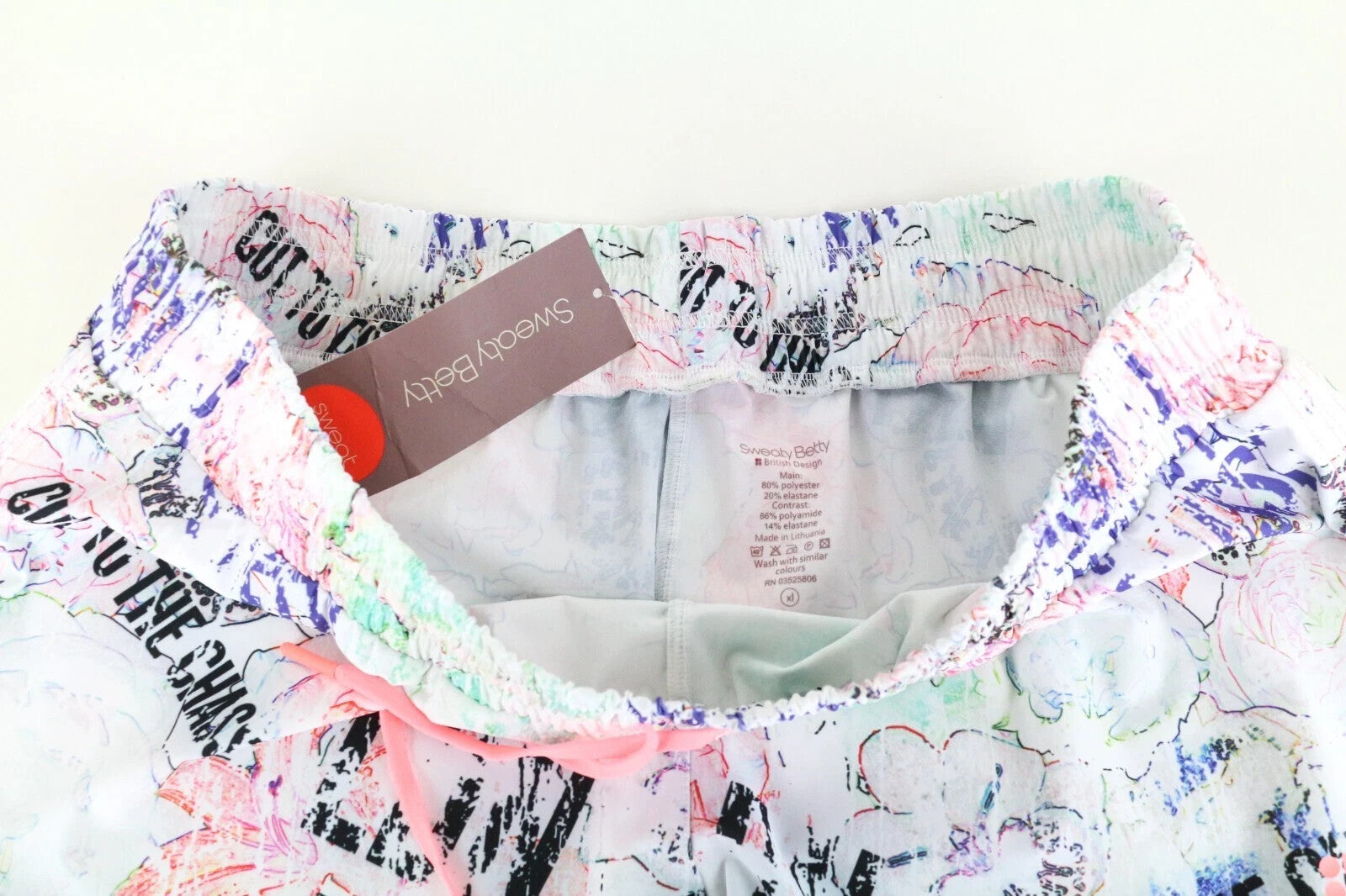 SWEATY BETTY Pas De Chat moteriški šortai XL dydžio, balti, raštuoti, tamprūs 