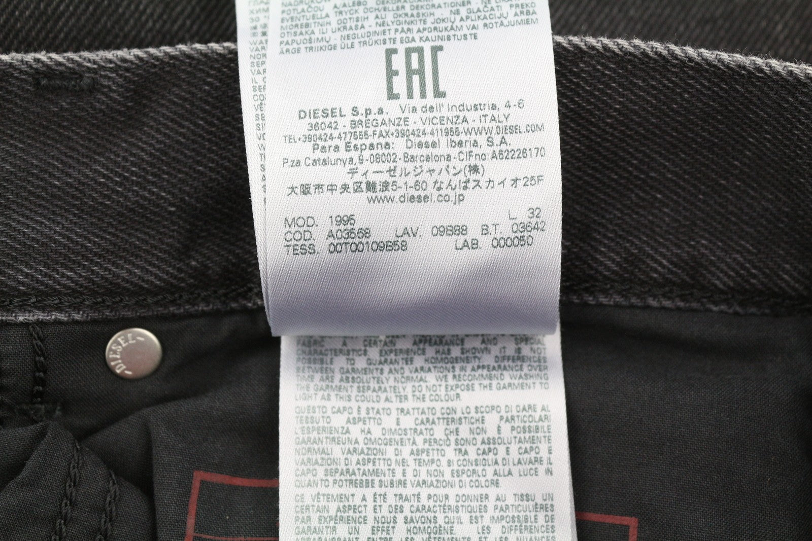 DIESEL 1995 D-SARK 09B88 vyriški džinsai W32/L32 Slim tiesūs skalbtos juodos spalvos, rekomenduojama kaina – 185 € 