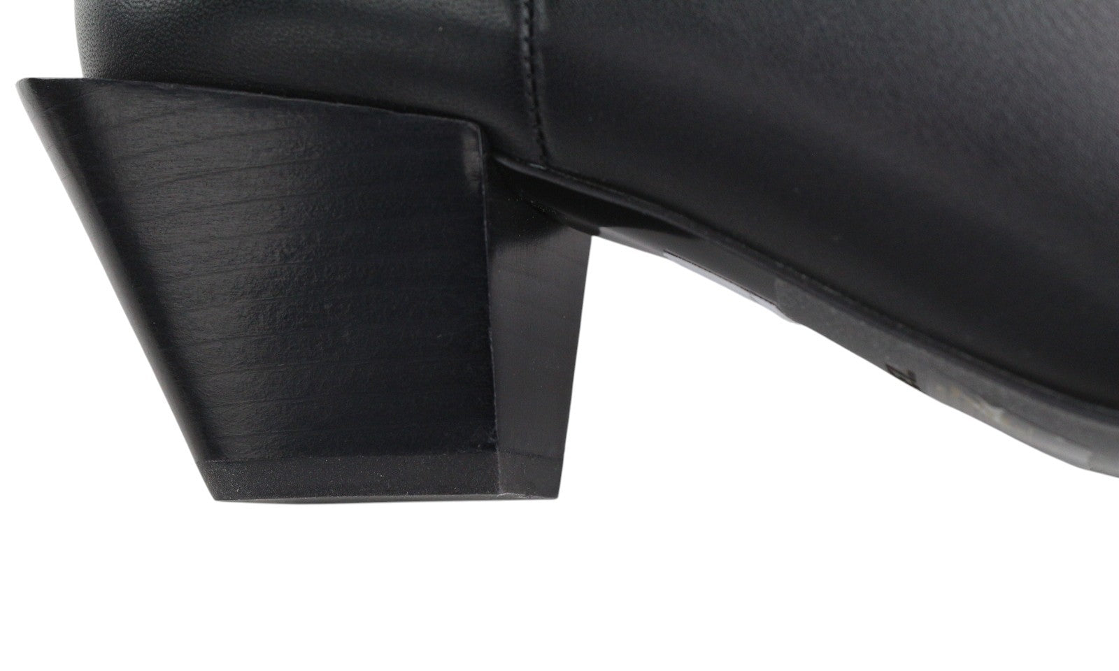 DIESEL D-Texanne CH moteriški aulinukai, juodos odos, 38 dydžio, migdolų spalvos, iki kulkšnies, rekomenduojama kaina – 290 €. Kulnas. 