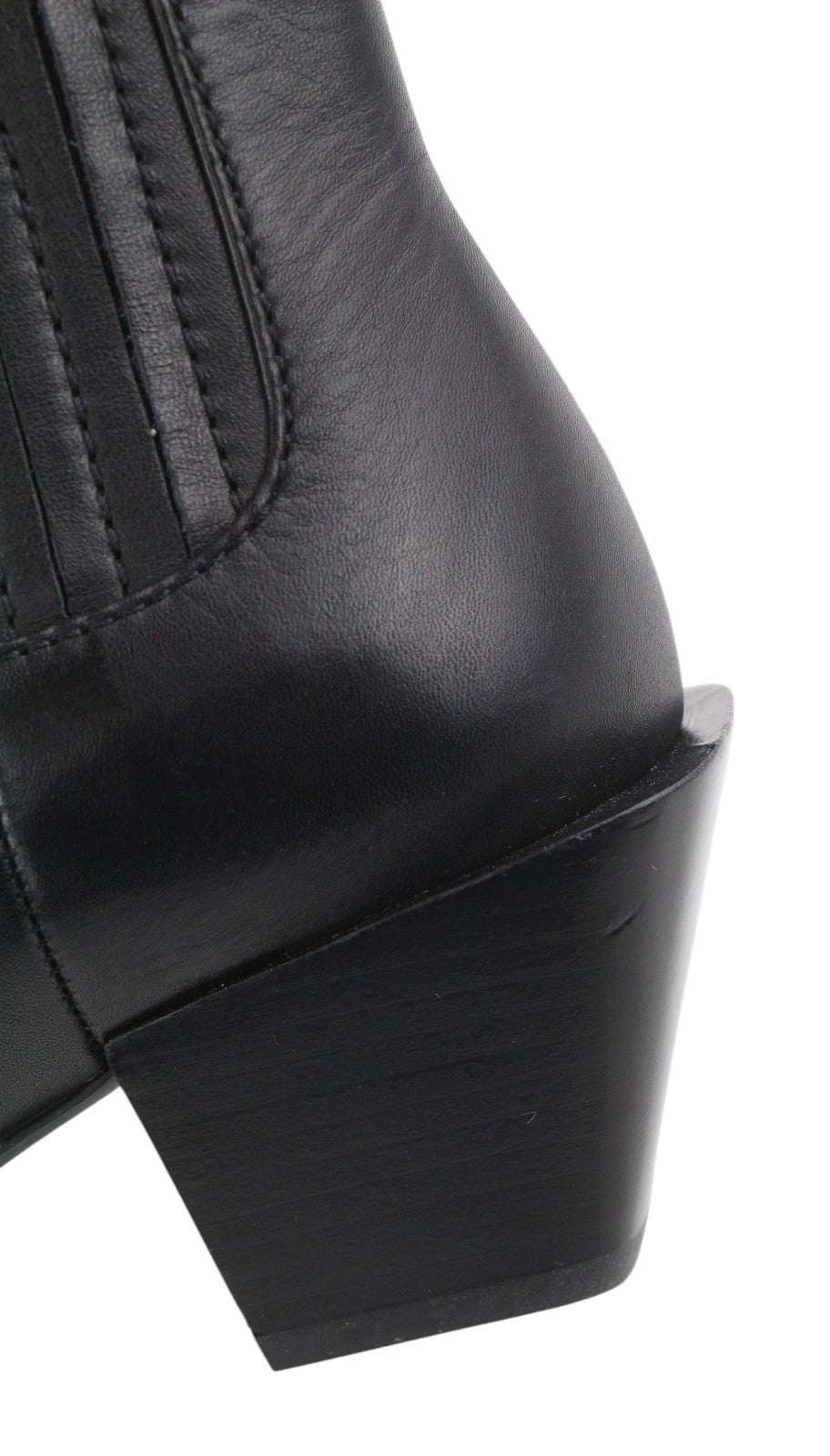 DIESEL D-Texanne CH moteriški aulinukai, juodos odos, 38 dydžio, migdolų spalvos, iki kulkšnies, rekomenduojama kaina – 290 €. Kulnas. 