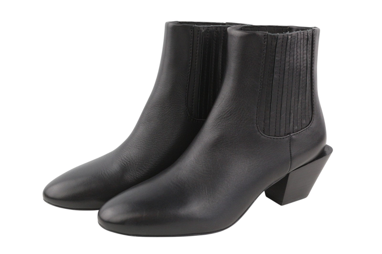 DIESEL D-Texanne CH moteriški aulinukai, juodos odos, 38 dydžio, migdolų spalvos, iki kulkšnies, rekomenduojama kaina – 290 €. Kulnas. 