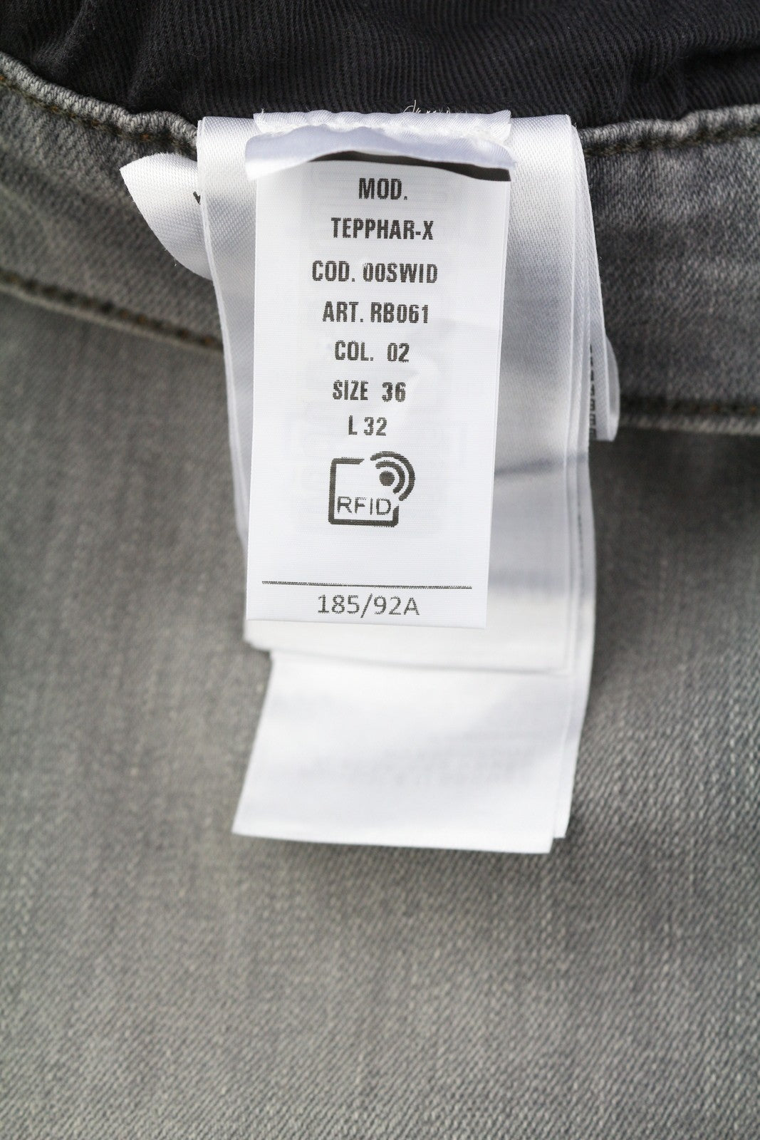 DIESEL Tepphar RB061 vyriški džinsai W36/L32 Slim su sagomis, skalbtos pilkos spalvos, rekomenduojama kaina – 175 € 