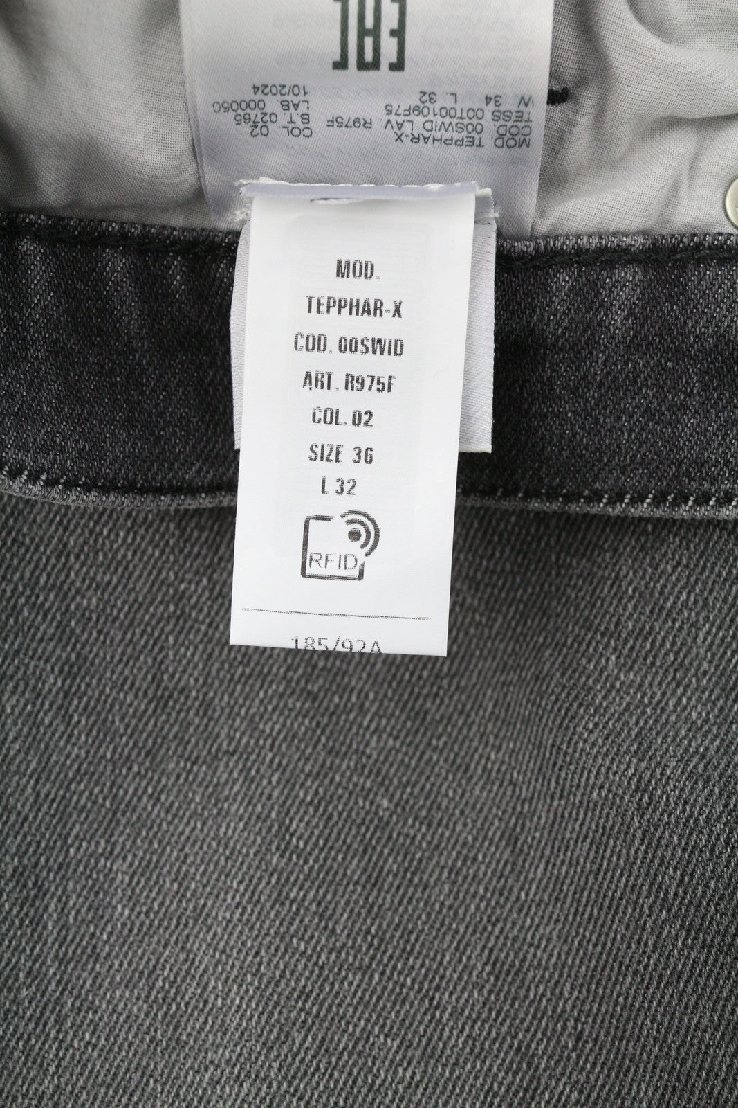 DIESEL Tepphar-X R975F vyriški džinsai W36/L32 aptempti, su sagomis, skalbtos pilkos spalvos, rekomenduojama kaina – 175 € 