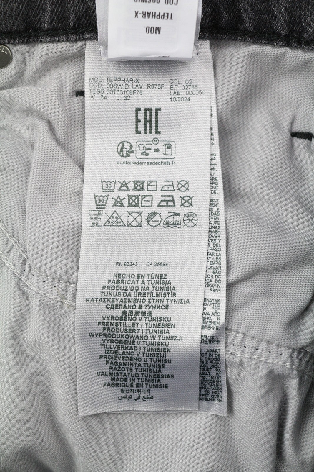 DIESEL Tepphar-X R975F vyriški džinsai W36/L32 aptempti, su sagomis, skalbtos pilkos spalvos, rekomenduojama kaina – 175 € 