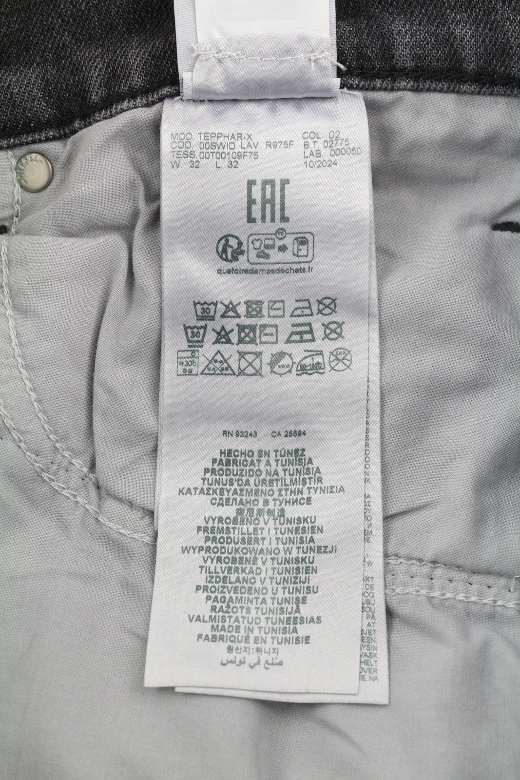 DIESEL Tepphar-X R975F vyriški džinsai W33/L32 aptempti, su sagomis, skalbtos pilkos spalvos, rekomenduojama kaina – 175 € 