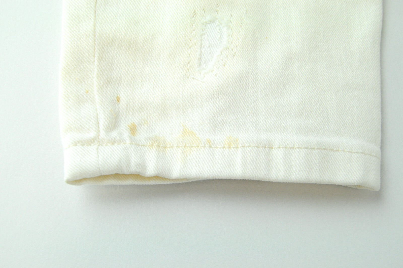 MAISON SCOTCH moteriški džinsai W28/L30 aptempti balti su nutrintais kraštais ir užtrauktuku „Parisienne“ 