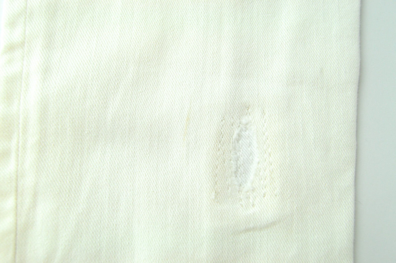 MAISON SCOTCH moteriški džinsai W28/L30 aptempti balti su nutrintais kraštais ir užtrauktuku „Parisienne“ 