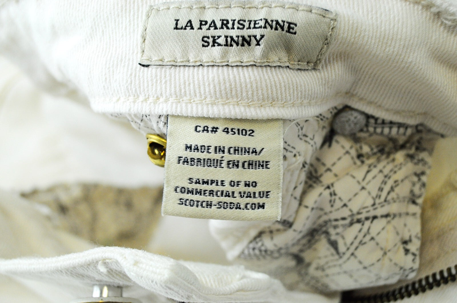 MAISON SCOTCH moteriški džinsai W28/L30 aptempti balti su nutrintais kraštais ir užtrauktuku „Parisienne“ 