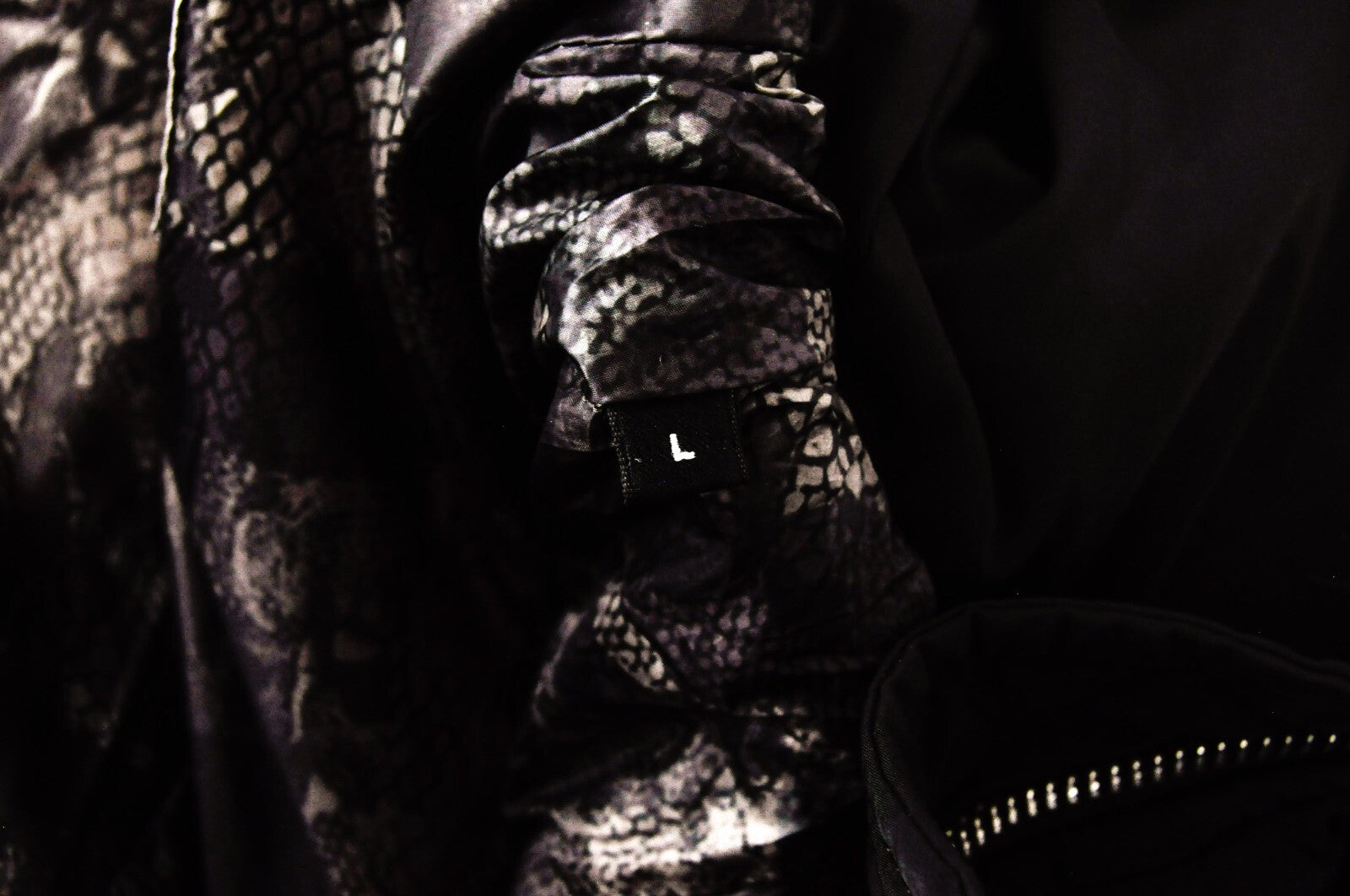 REPLAY moteriška striukė L su dirbtiniu kailiu, gobtuvu, juoda, pūsta parka ilgomis rankovėmis 