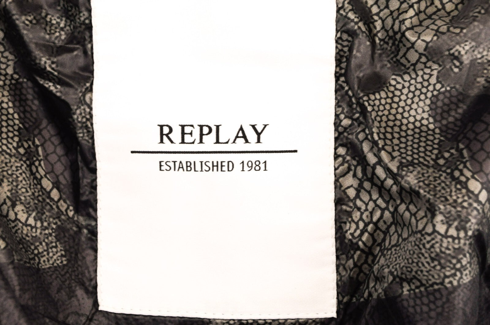 REPLAY moteriška striukė L su dirbtiniu kailiu, gobtuvu, juoda, pūsta parka ilgomis rankovėmis 