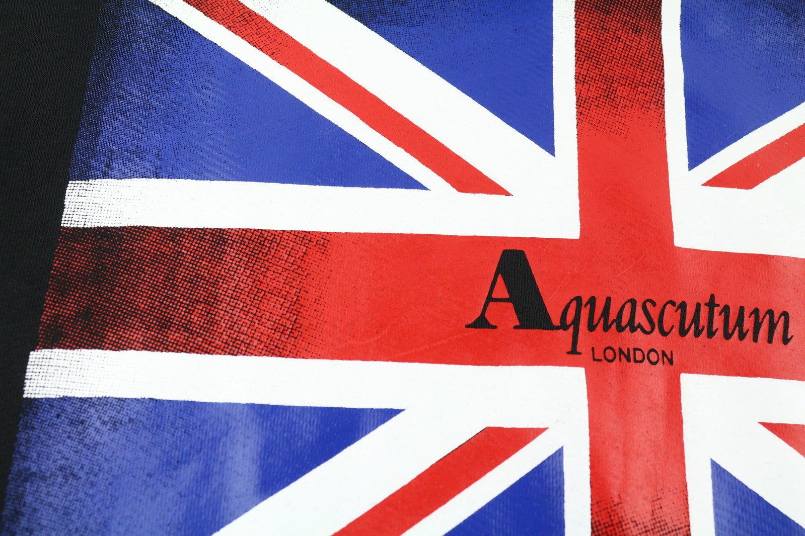 AQUASCUTUM FAI003 vyriškas džemperis su gobtuvu, juodas, su kengūros kišene ir logotipu. 