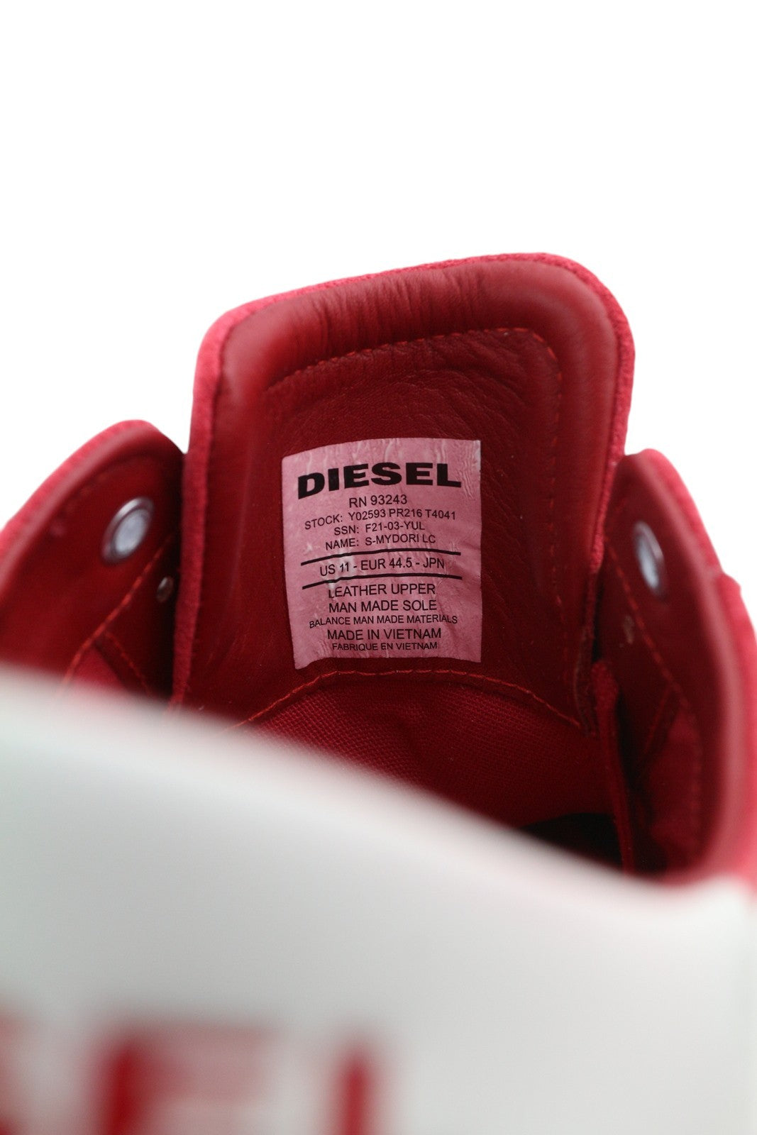 DIESEL S-Mydori LC vyriški sportbačiai, 44,5 dydis, raudoni, zomšos ir odos, rekomenduojama kaina – 200 €, žema palaidinė, nėriniuota. 