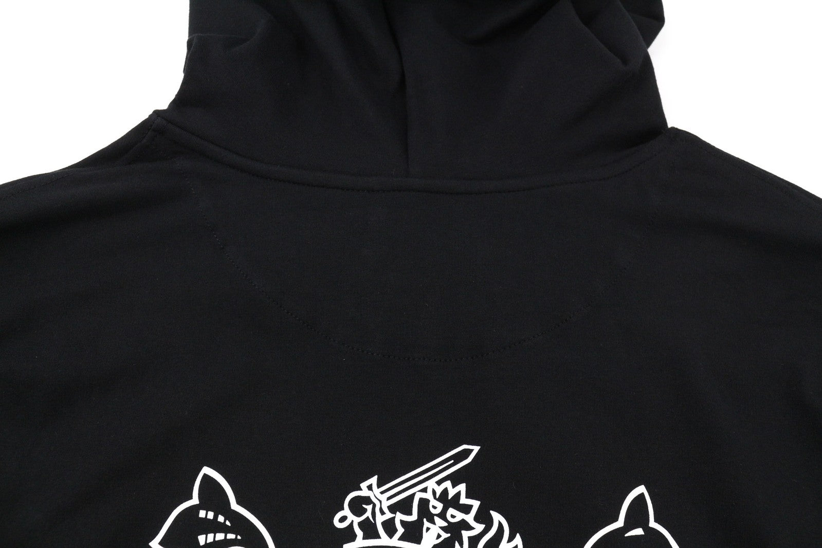 AQUASCUTUM FCIA18 vyriškas džemperis su gobtuvu, XL dydžio, juodas, su kengūros kišene ir dirželiais. 