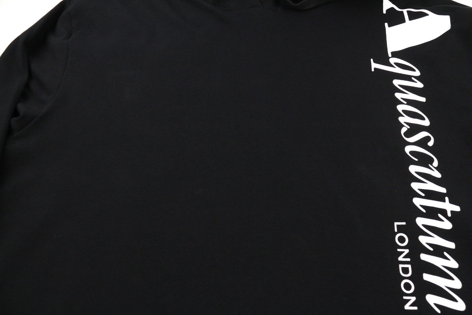 AQUASCUTUM FCIA18 vyriškas džemperis su gobtuvu, XL dydžio, juodas, su kengūros kišene ir dirželiais. 