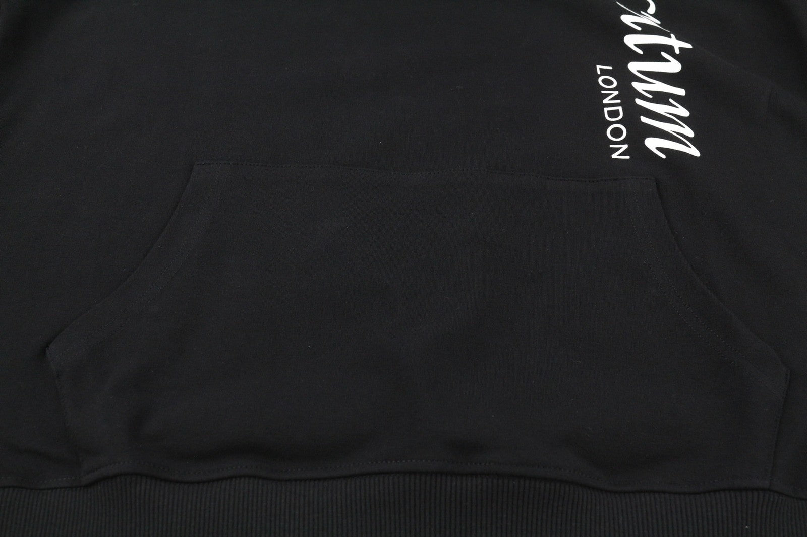 AQUASCUTUM FCIA18 vyriškas džemperis su gobtuvu, L dydžio, juodas, su kengūros kišene ir gobtuvu ant dirželių, su logotipu. 