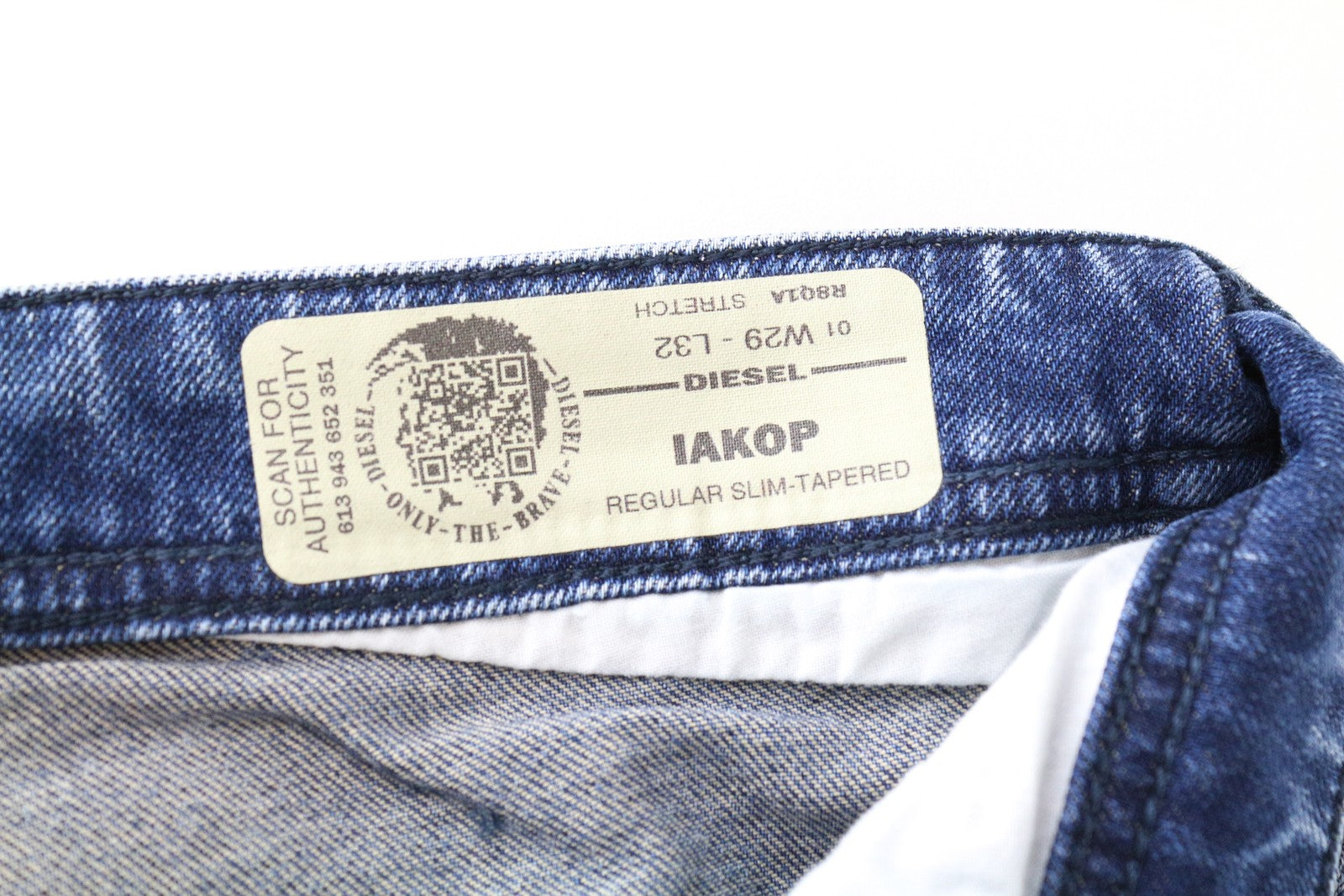DIESEL Iakop R8Q1A W29 L32 mėlyni siaurėjantys džinsiniai džinsai vyrams, ploni, tamprūs. 