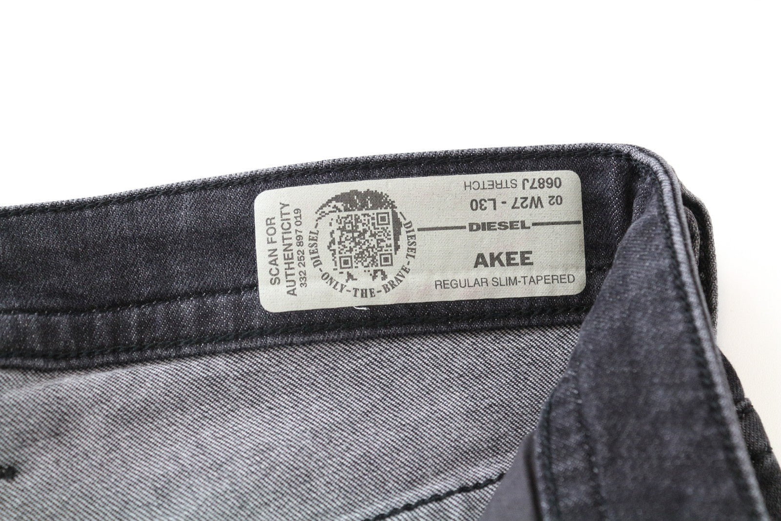 DIESEL Akee 0687J W27 L30 Slim Taper Fit vyriški džinsai iš skalbtos pilkos medvilnės, tamprios medžiagos