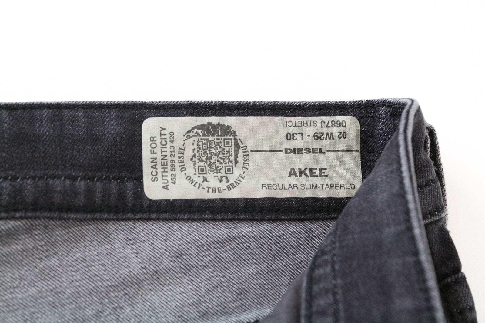 DIESEL Akee 0687J Slim Taper Fit W29 L30 Denim pilki tamprūs medvilniniai džinsai vyrams 