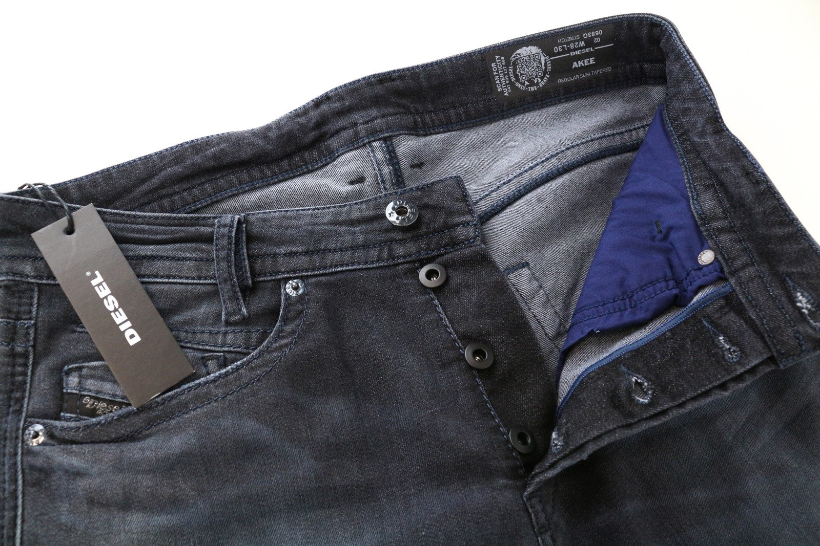 DIESEL Akee 0683Q W28 L30 vyriški mėlyni siaurėjantys džinsai su medvilniniu tamprumu, dirbtinės odos imitacija 
