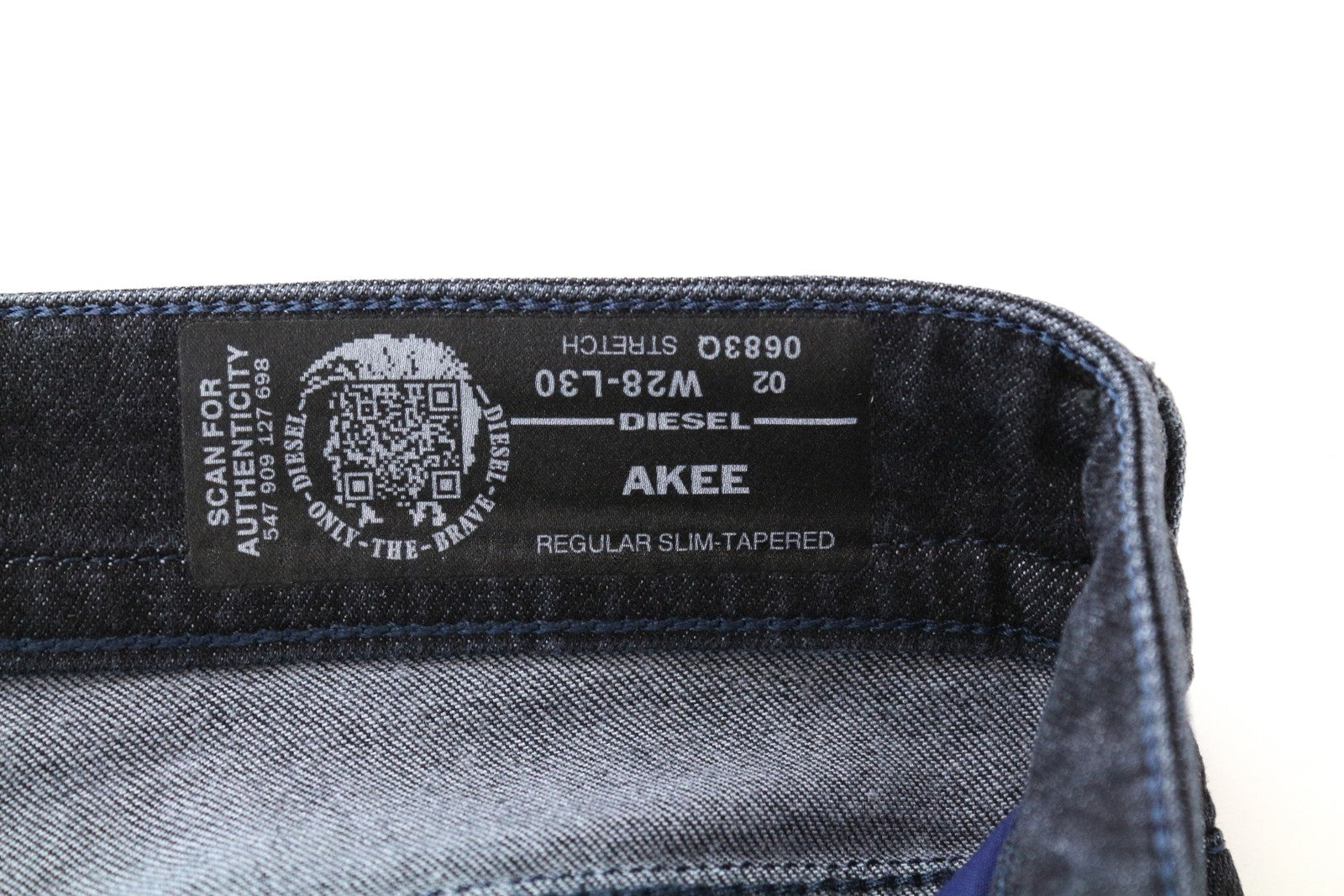 DIESEL Akee 0683Q W28 L30 vyriški mėlyni siaurėjantys džinsai su medvilniniu tamprumu, dirbtinės odos imitacija 