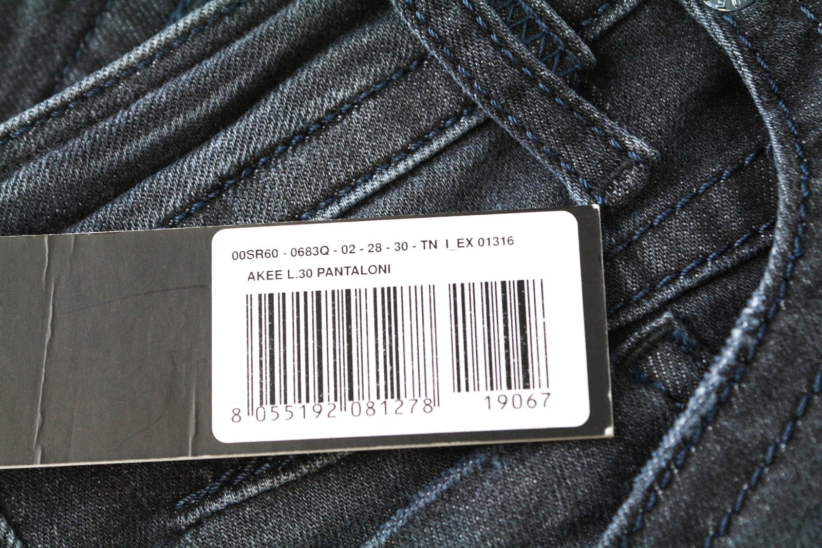 DIESEL Akee 0683Q W28 L30 vyriški mėlyni siaurėjantys džinsai su medvilniniu tamprumu, dirbtinės odos imitacija 