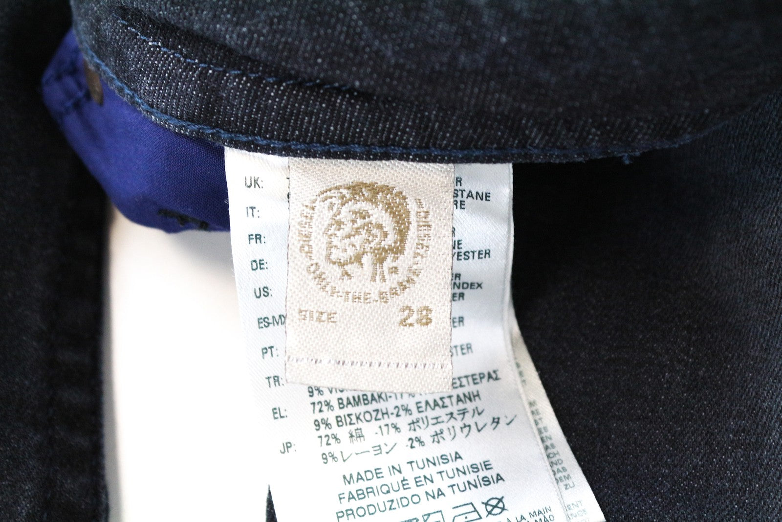 DIESEL Akee 0683Q W28 L30 vyriški mėlyni siaurėjantys džinsai su medvilniniu tamprumu, dirbtinės odos imitacija 