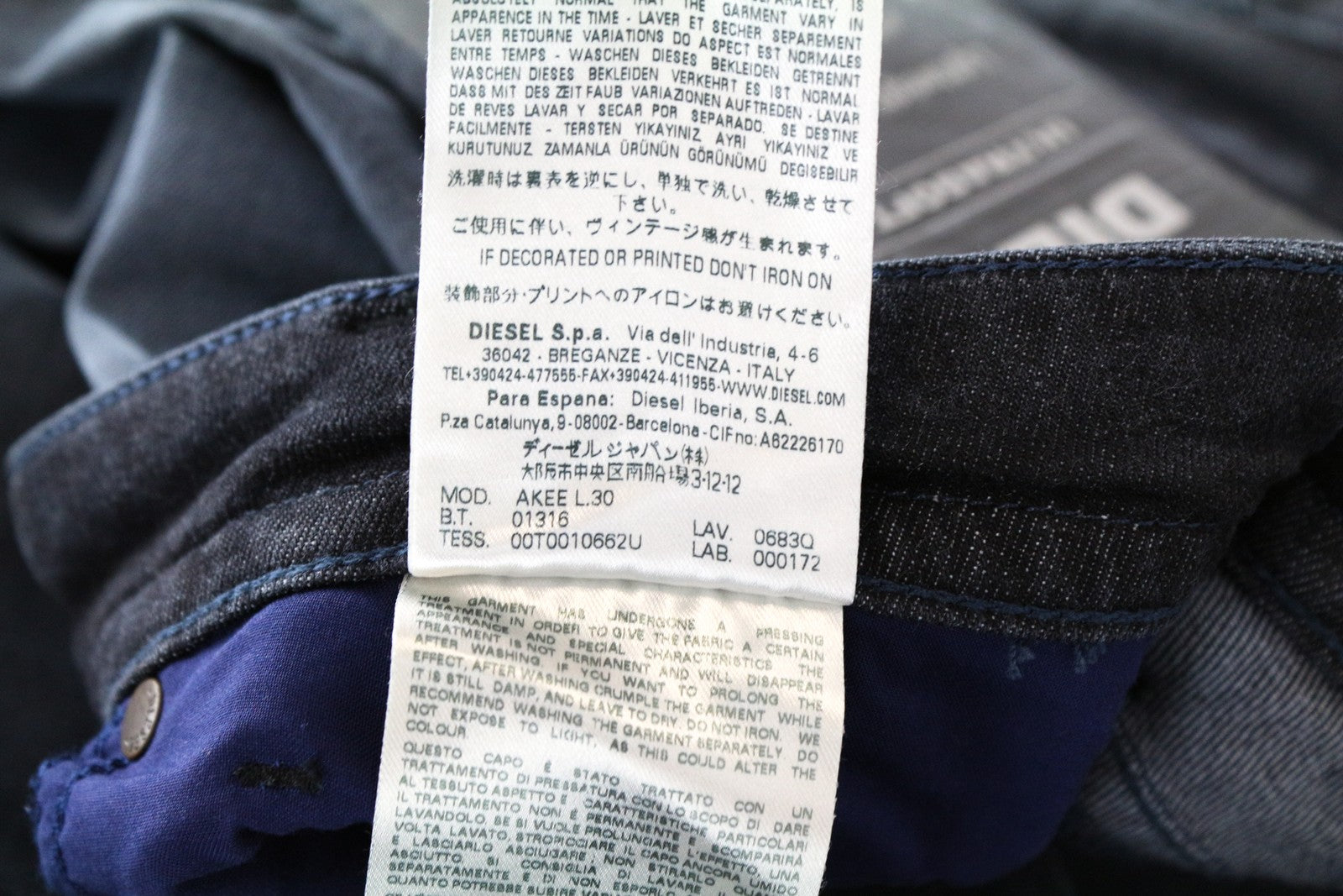 DIESEL Akee 0683Q W28 L30 vyriški mėlyni siaurėjantys džinsai su medvilniniu tamprumu, dirbtinės odos imitacija 