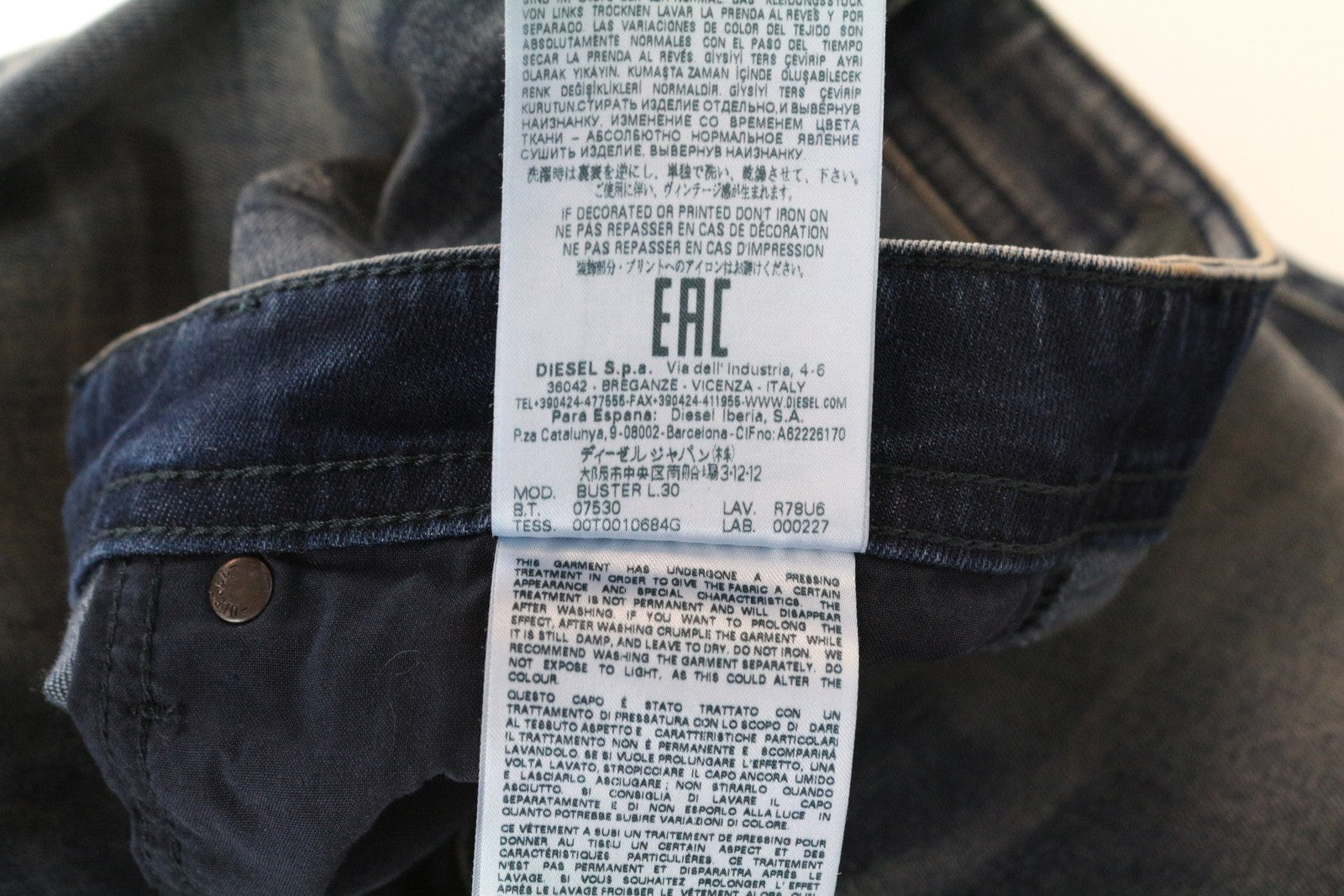 DIESEL Buster R78U6 mėlyni W27 L30 ploni, siaurėjantys vyriški džinsai su išblukusiu raštu. 