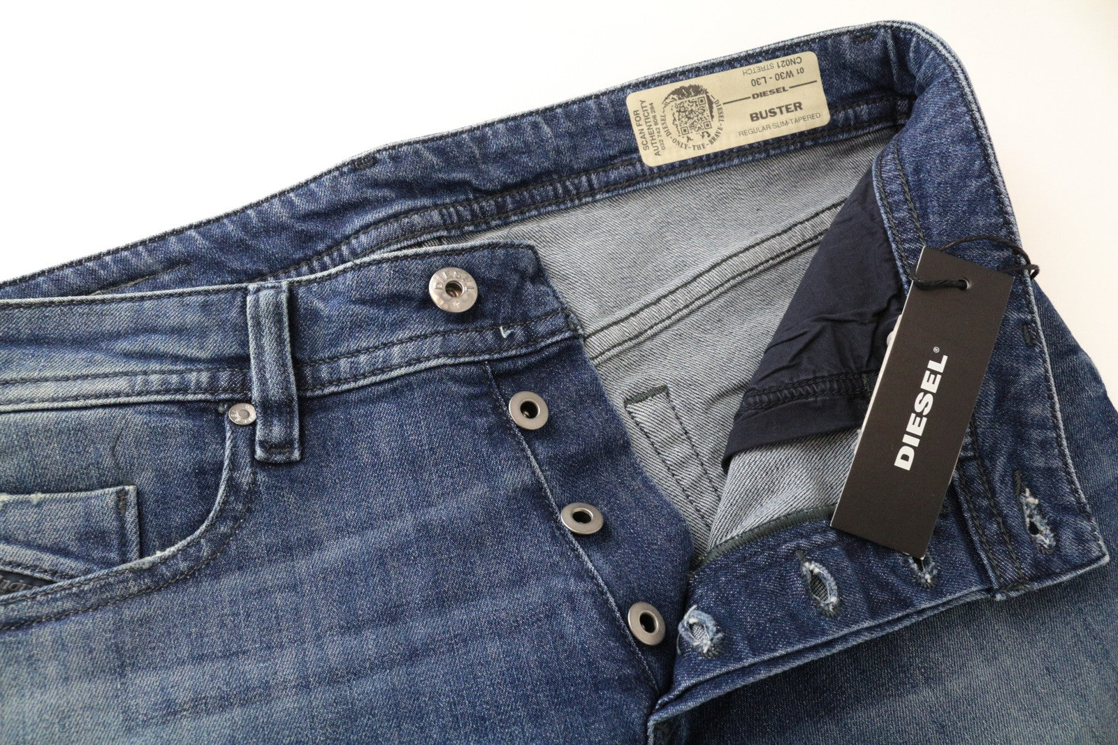 DIESEL Buster CN021 vyriški džinsai W30/L30 Mid-Blue Urban Denim su sagomis ir plonais užsegimais 