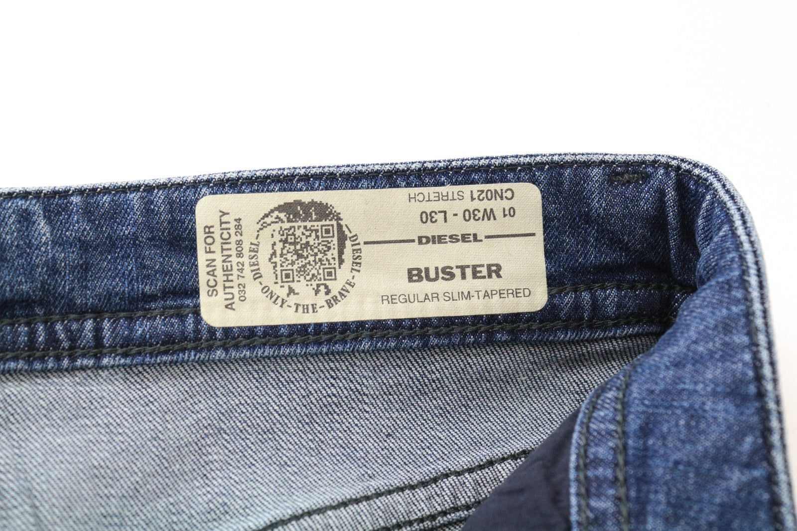 DIESEL Buster CN021 vyriški džinsai W30/L30 Mid-Blue Urban Denim su sagomis ir plonais užsegimais 