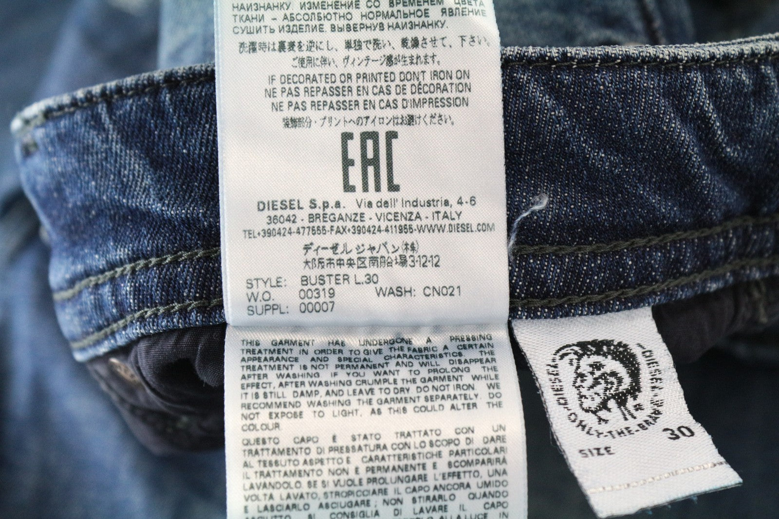 DIESEL Buster CN021 vyriški džinsai W30/L30 Mid-Blue Urban Denim su sagomis ir plonais užsegimais 