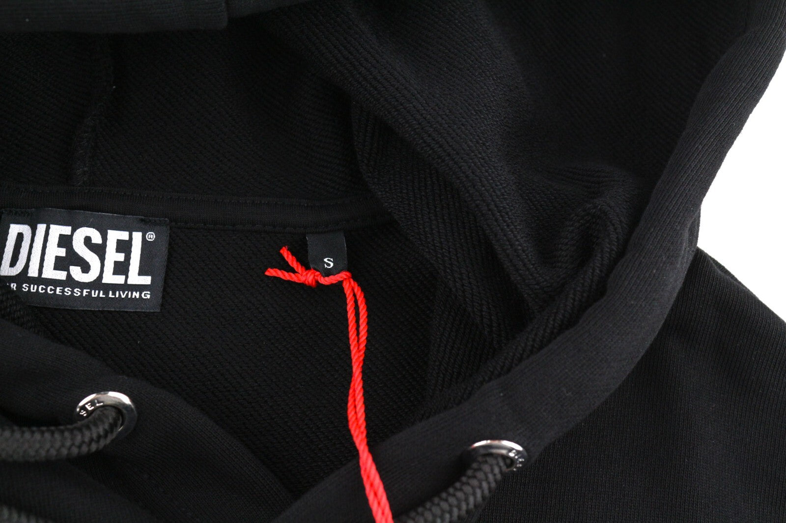 DIESEL D-Ilse TR moteriška suknelė S, juoda, ilgomis rankovėmis, su gobtuvu priekyje ir nugaroje, rekomenduojama kaina – 160 € 