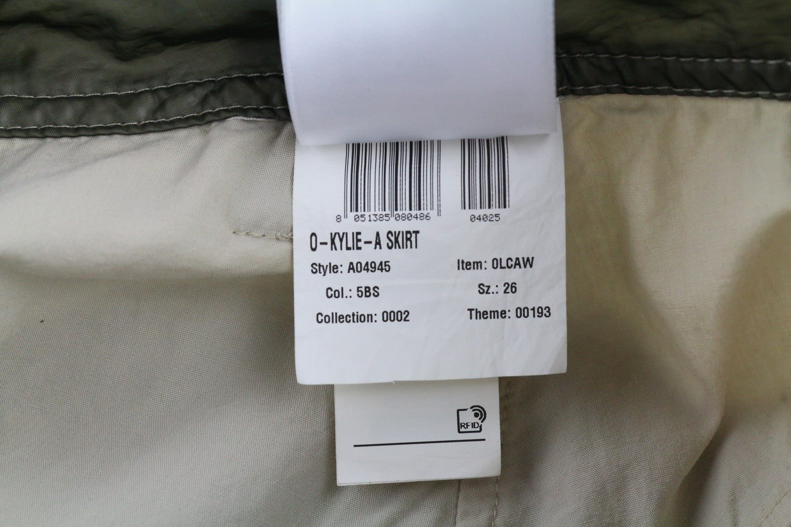 DIESEL O-Kylie-A moteriškas sijonas W26 su karinės žalios spalvos užtiestomis kišenėmis ir užtrauktuku, rekomenduojama kaina – 195 € 