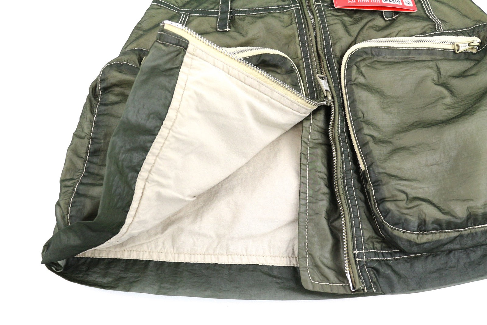 DIESEL O-Kylie-A moteriškas sijonas W26 su karinės žalios spalvos užtiestomis kišenėmis ir užtrauktuku, rekomenduojama kaina – 195 € 