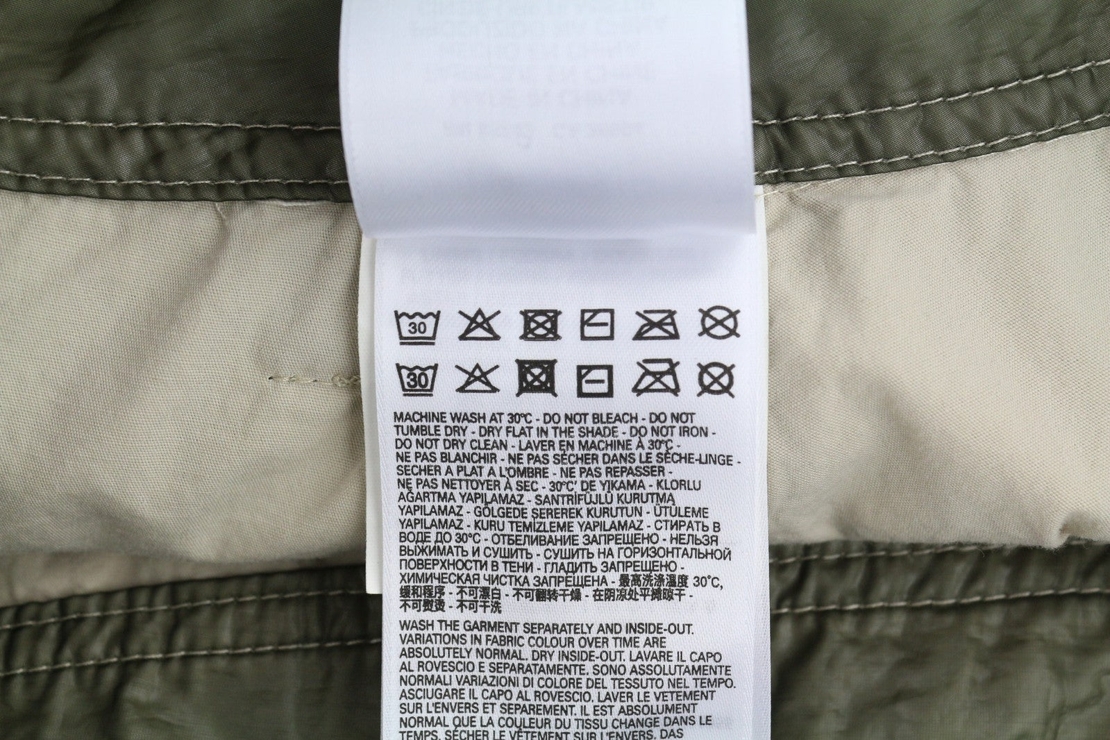 DIESEL O-Kylie-A moteriškas sijonas W26 su karinės žalios spalvos užtiestomis kišenėmis ir užtrauktuku, rekomenduojama kaina – 195 € 