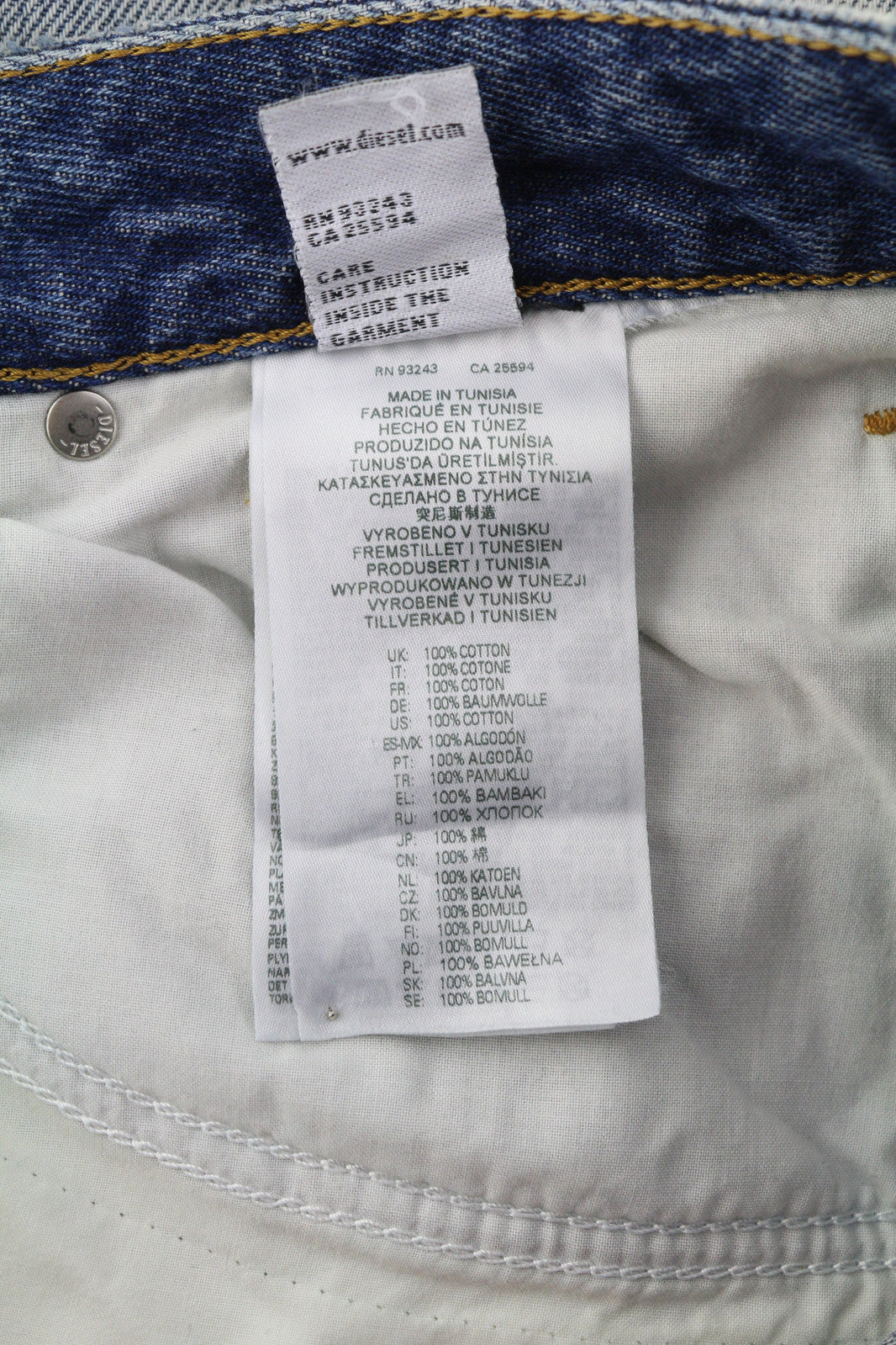 DIESEL 1955 09C90 vyriški džinsai W32/L32 įprasti aukštu juosmeniu, tiesūs, su gobtuvu. Rekomenduojama kaina – 295 €. 