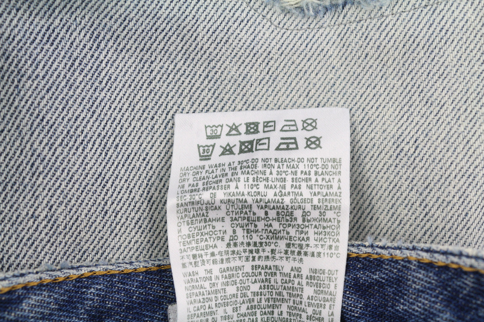 DIESEL 1955 09C90 vyriški džinsai W32/L32 įprasti aukštu juosmeniu, tiesūs, su gobtuvu. Rekomenduojama kaina – 295 €. 