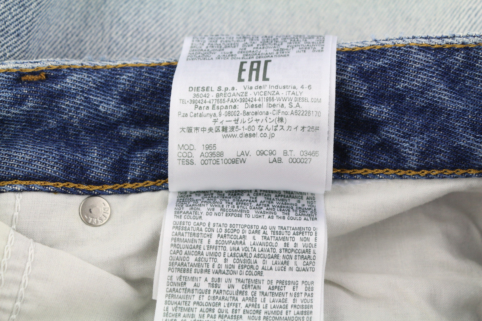 DIESEL 1955 09C90 vyriški džinsai W32/L32 įprasti aukštu juosmeniu, tiesūs, su gobtuvu. Rekomenduojama kaina – 295 €. 