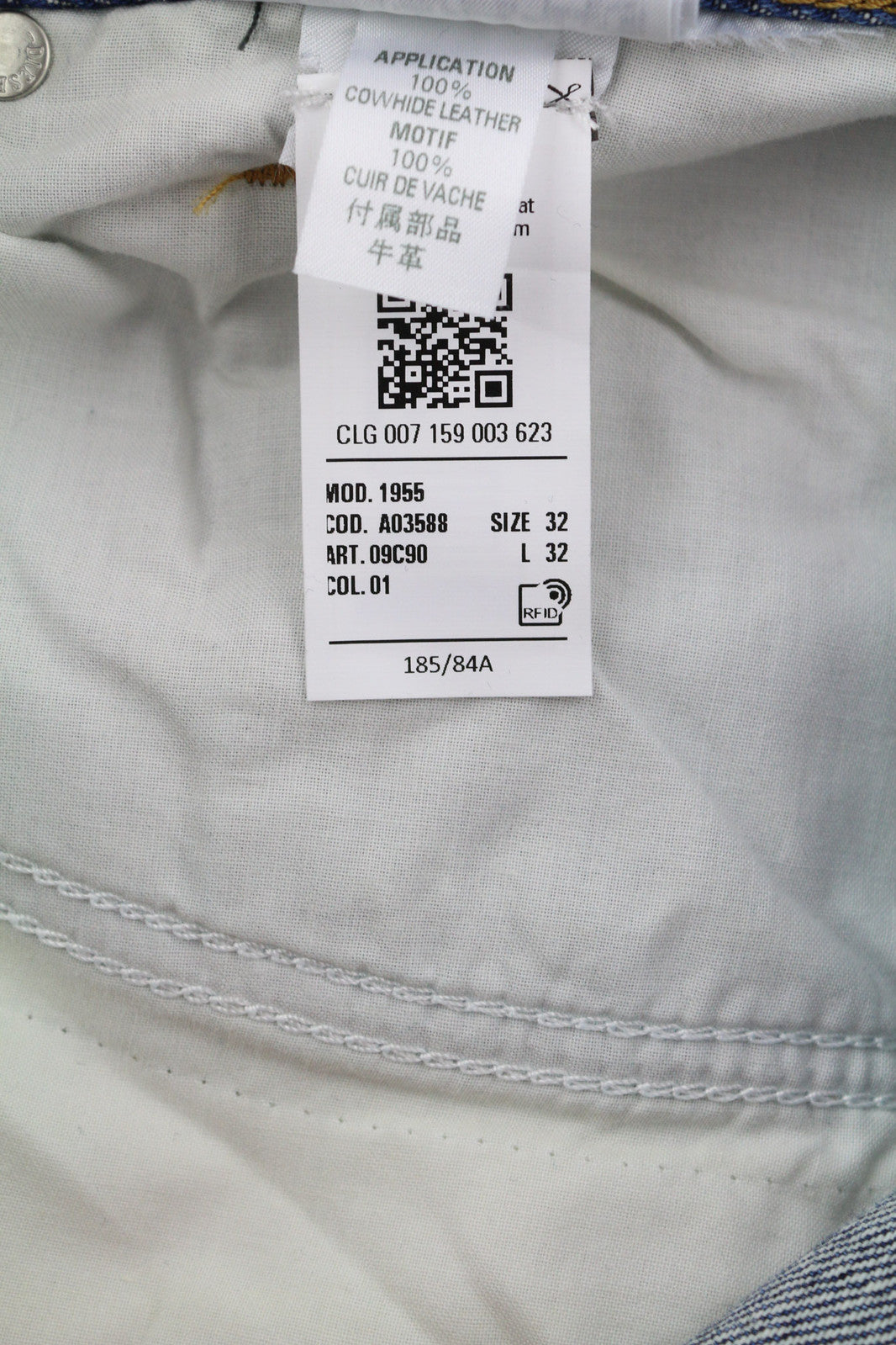 DIESEL 1955 09C90 vyriški džinsai W32/L32 įprasti aukštu juosmeniu, tiesūs, su gobtuvu. Rekomenduojama kaina – 295 €. 