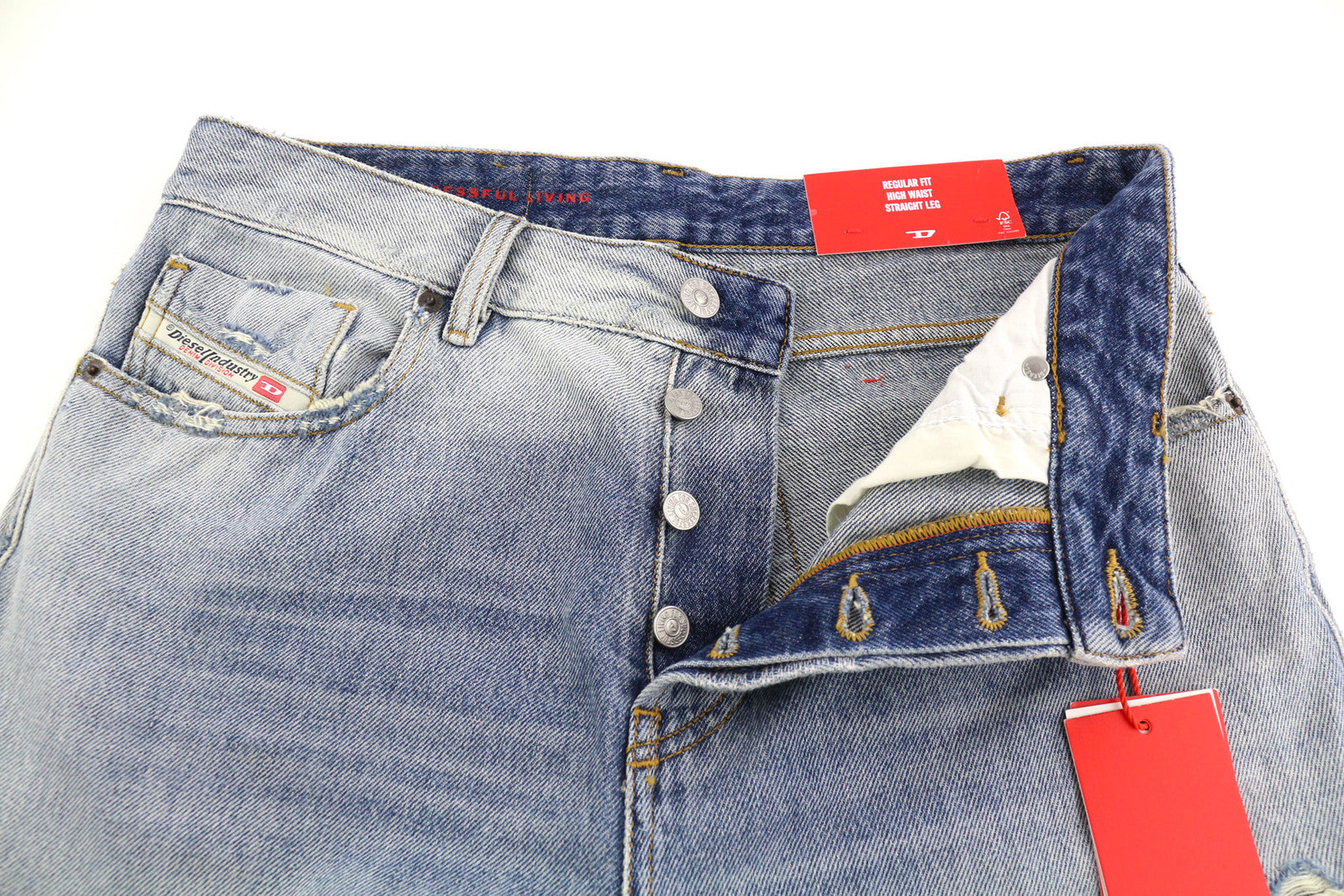 DIESEL 1955 09C90 vyriški džinsai W32/L32 įprasti aukštu juosmeniu, tiesūs, su gobtuvu. Rekomenduojama kaina – 295 €. 