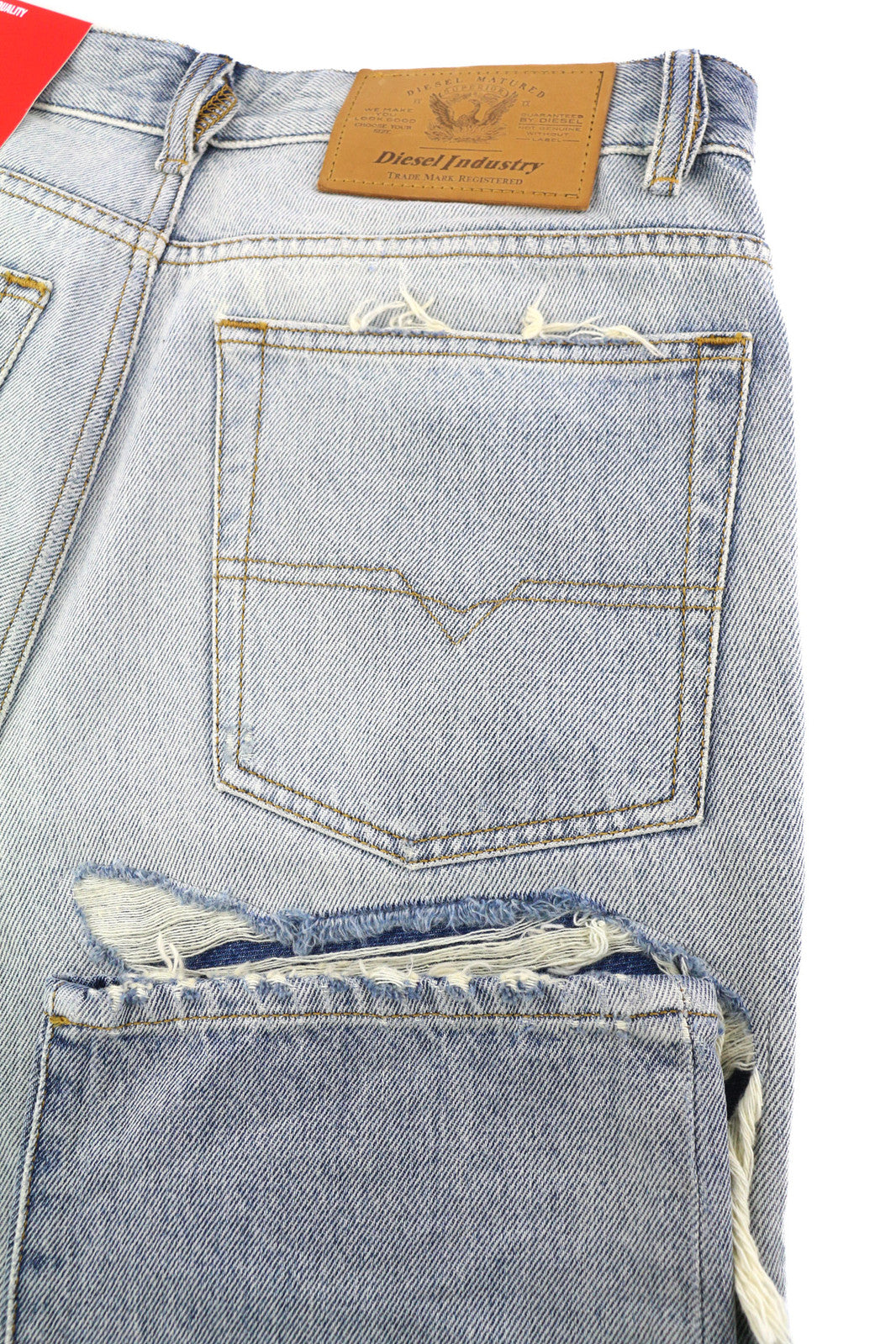 DIESEL 1955 09C90 vyriški džinsai W32/L32 įprasti aukštu juosmeniu, tiesūs, su gobtuvu. Rekomenduojama kaina – 295 €. 