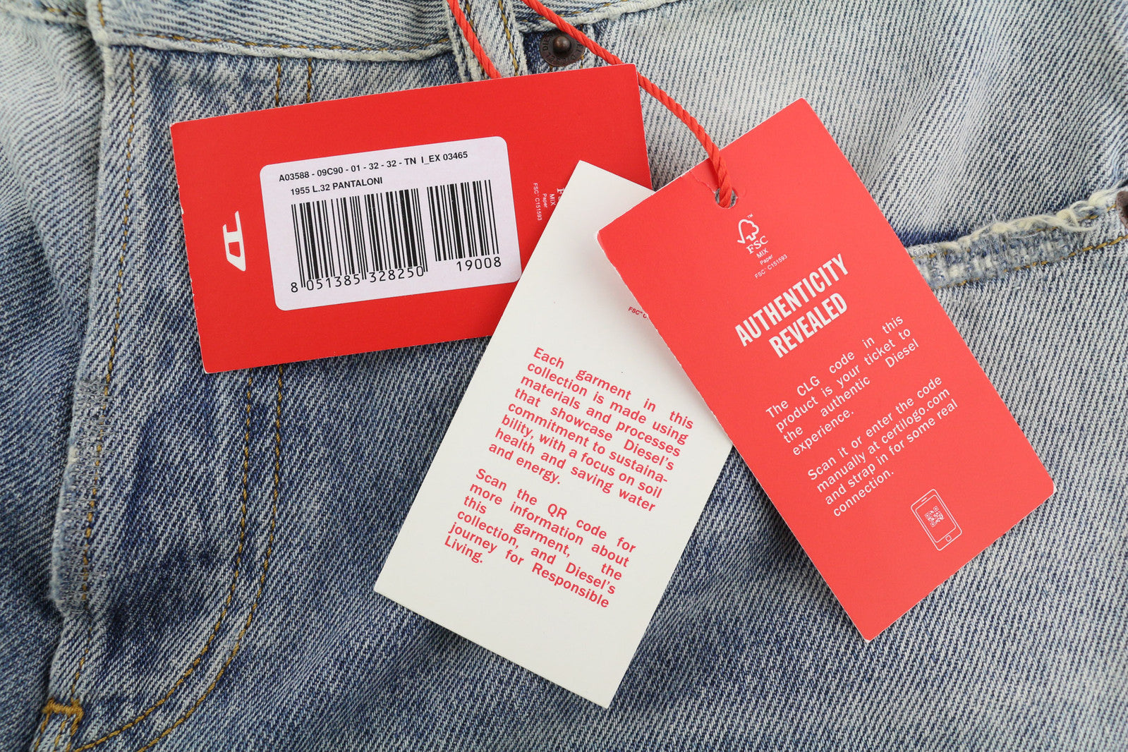 DIESEL 1955 09C90 vyriški džinsai W32/L32 įprasti aukštu juosmeniu, tiesūs, su gobtuvu. Rekomenduojama kaina – 295 €. 