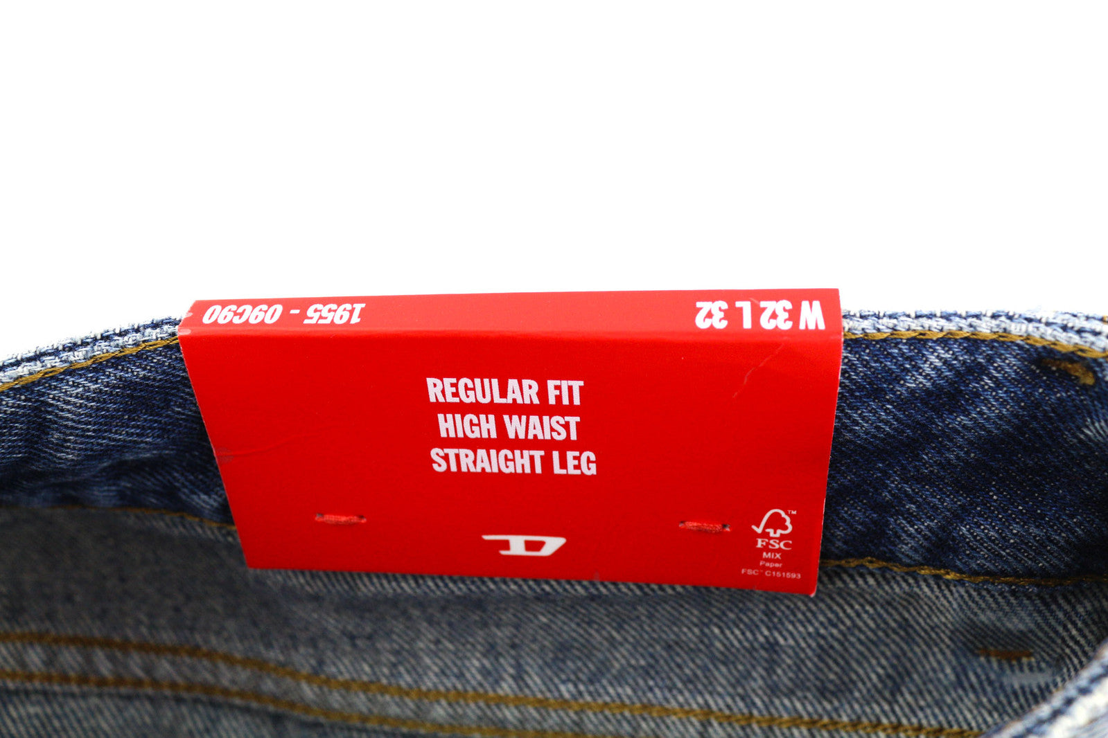 DIESEL 1955 09C90 vyriški džinsai W32/L32 įprasti aukštu juosmeniu, tiesūs, su gobtuvu. Rekomenduojama kaina – 295 €. 