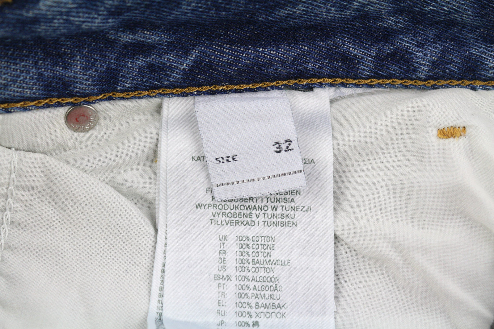 DIESEL 1955 09C90 vyriški džinsai W32/L32 įprasti aukštu juosmeniu, tiesūs, su gobtuvu. Rekomenduojama kaina – 295 €. 